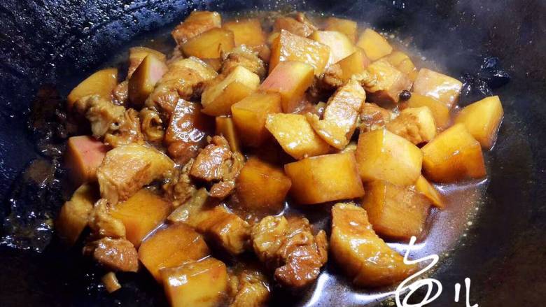 白萝卜炖猪肉,肉块和萝卜块软烂，收浓汤汁