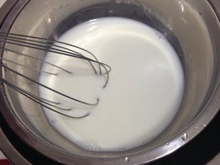 葡式蛋挞,如图倒入牛奶，加入细白糖隔热水融化。