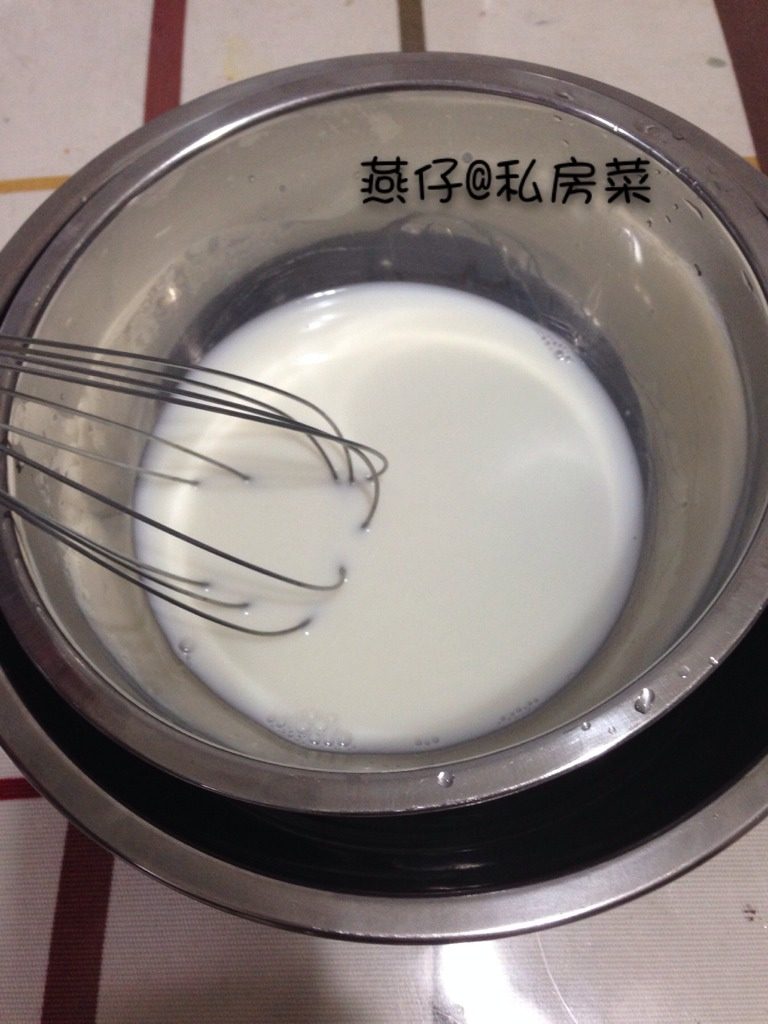 葡式蛋挞,如图倒入牛奶，加入细白糖隔热水融化。