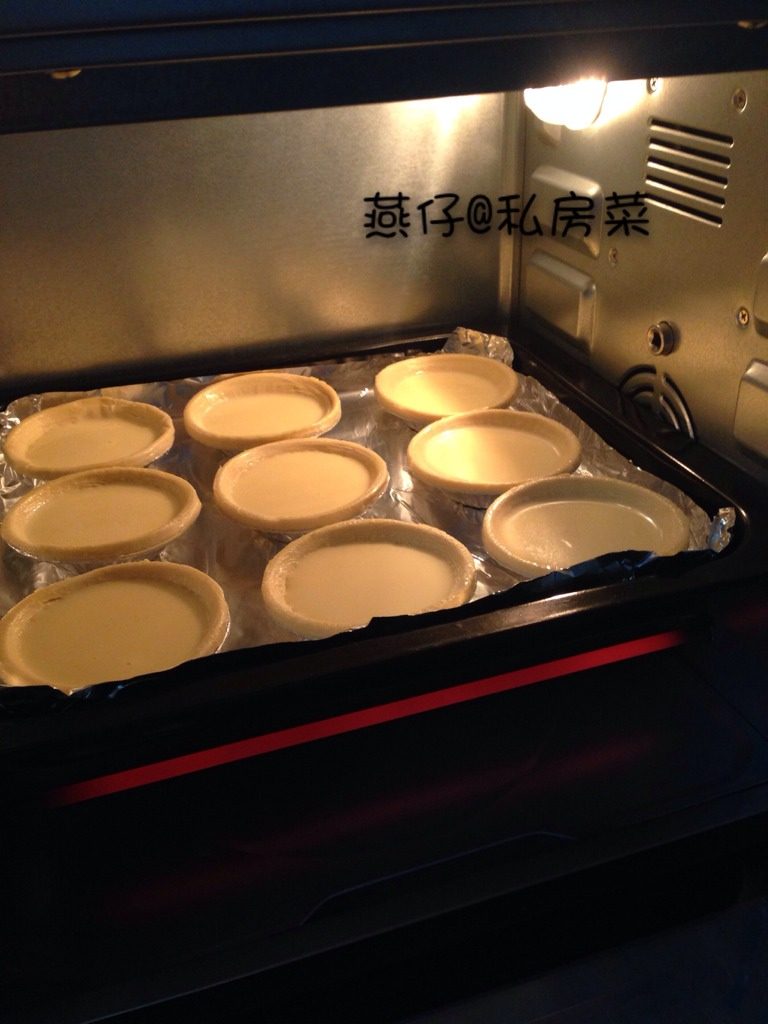 葡式蛋挞,如图预热烤箱中下层，上下管，220度25分钟。