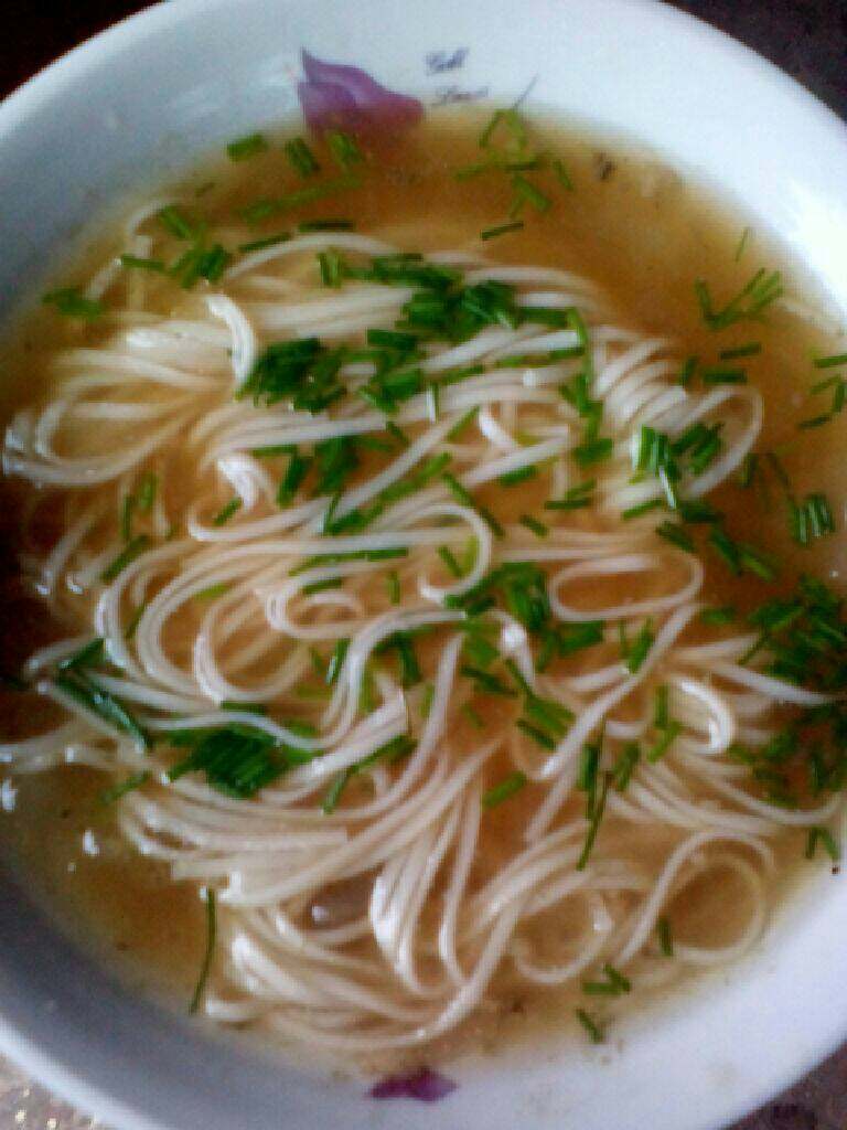 牛骨高汤汤面,把煮熟的面条捞出，放入牛骨高汤碗里，撒上葱花即可食用