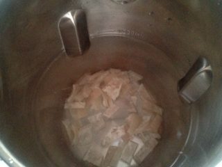 鸡蛋皮冻,大约三分之一的量，加入1200ml水，放入豆浆机打成糊