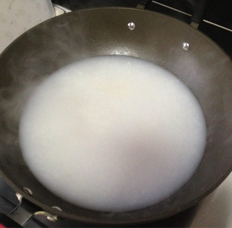 鸡蛋皮冻,将糊倒入锅中，熬制十分钟左右