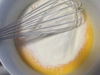 榴莲千层蛋糕,4个蛋黄和50ml牛奶，软化的黄油50g，面粉80g混合