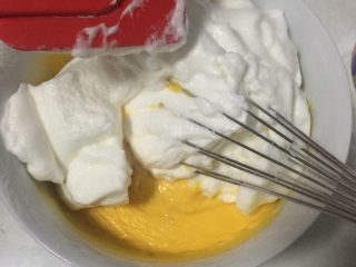 榴莲千层蛋糕,4个蛋清加40g白糖打发，白糖分三次放入。搅拌均匀