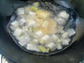 辣椒油,锅里热油小火下入大葱跟姜片炸