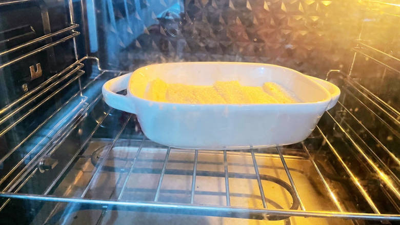 法式牛奶烤吐司,放入预热好的烤箱，上下火180度，烤30-35分钟，烤至表面金黄色即可