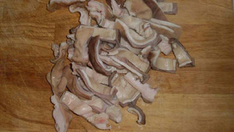 猪肚莲子汤,将煮好的猪肚切成约1cm粗的条状。