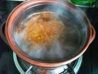 麻辣火锅,锅内高汤烧开加入火锅料、豆瓣酱、适量盐