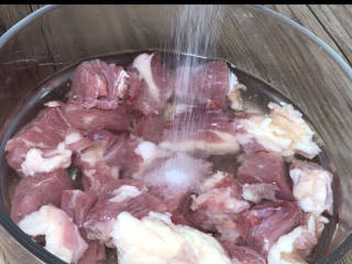 牛肉炖芋头,牛肉切小块，加适量清水和盐，拌匀浸泡半小时