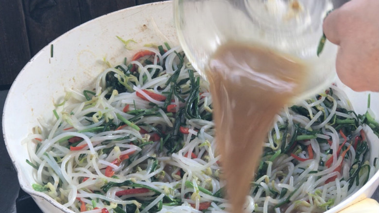 韭菜豆芽炒粉丝,倒入料汁，翻炒均匀至入味