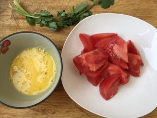 西红柿鸡蛋汤面,如图 西红柿洗净切块，鸡蛋打散备用。