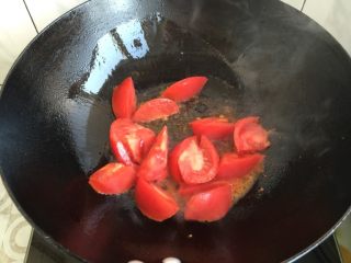 西红柿鸡蛋汤面,如图 锅里放入少许油，油热后倒入西红柿翻炒。