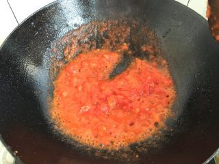西红柿鸡蛋汤面,如图 待西红柿炒软后加入适量清水烧开。