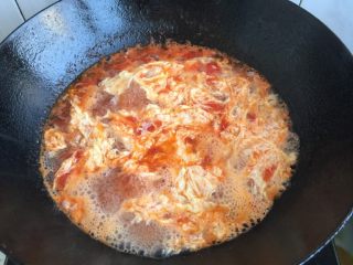 西红柿鸡蛋汤面,如图 淋入鸡蛋，加适量盐鸡精调味即可关火。