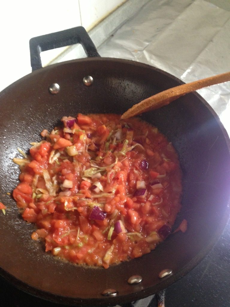 西红柿汤面,葱爆锅，炒西红柿，加圆葱，生菜，加适量盐，生抽，鸡精，如图