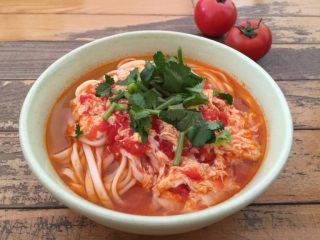 西红柿鸡蛋汤面,如图 往碗中倒入热汤，撒少许香菜点缀。即可。