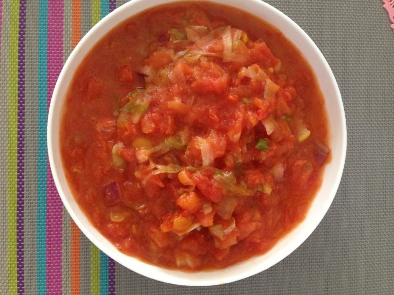 西红柿汤面,装盘，如图