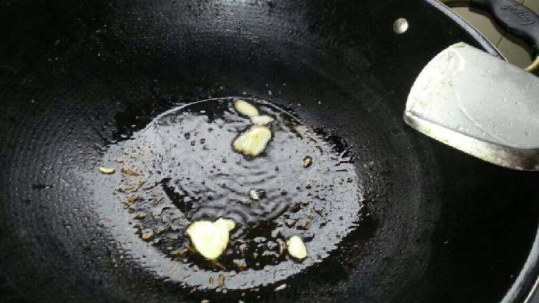 香菇瘦肉菜汤面,将锅里的水倒了、再冲干净、大火煮开加些油、放入蒜头