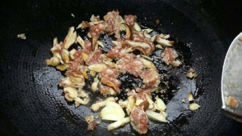 香菇瘦肉菜汤面,倒下香菇肉末煸炒至段生即可装入面中
