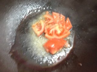 西红柿鸡蛋汤面,切好的西红柿放入锅中超出颜色