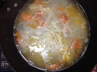 西红柿鸡蛋汤面,加入面条