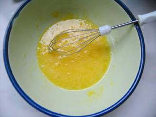 旺仔小馒头,白糖加入鸡蛋液中，充分搅拌至白糖融化。