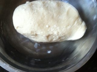 春饼,盆内加面粉，一边加开水一边搅拌，等不烫手了和成光滑面团醒二十分钟