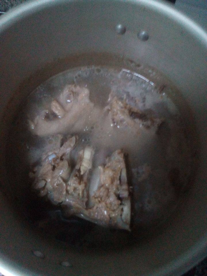 猪脊骨炖土豆豆角,翻入高压锅中，加入适量的水，上汽后主8分钟左右即可。