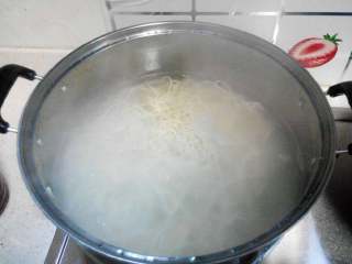 杂酱汤面,汤锅热水，水开下入面条，加冷水开两次，面条就熟了