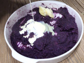紫薯蛋糕卷,取出压成泥，加入黄油、炼乳、淡奶油拌匀备用
