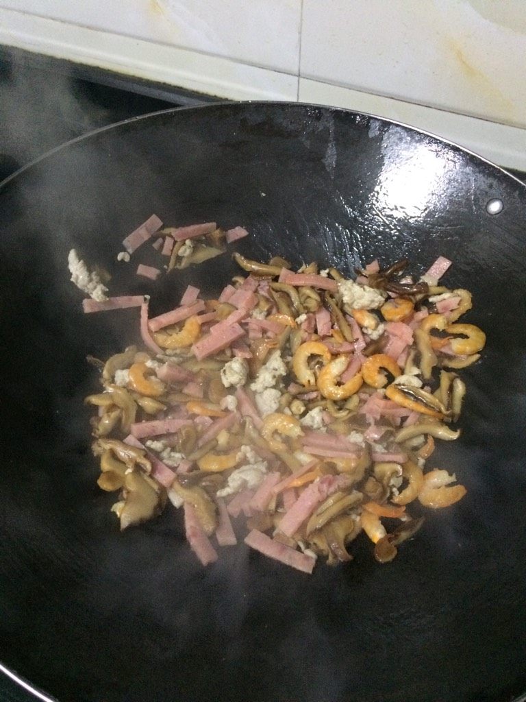 懒人版蘑菇意粉,热锅放油炒炒炒。。