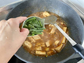 红烧草鱼块,出锅前加入葱叶，翻炒均匀出锅