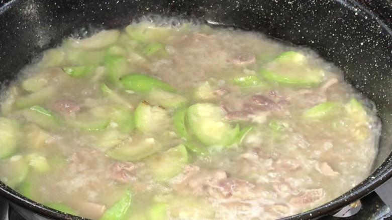 丝瓜猪肝汤,放入猪肝，拌散至沸腾