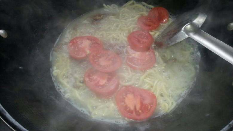 番茄牛肉丝汤面,最后倒入番茄片煮至牛肉丝断生与番茄溶解即可盛出。