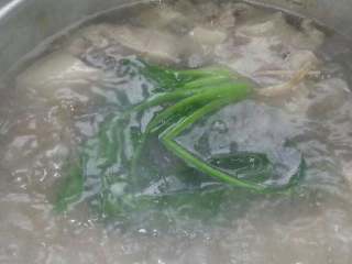 云吞汤面,放两条洗干净的菠菜下锅焯下捞出。