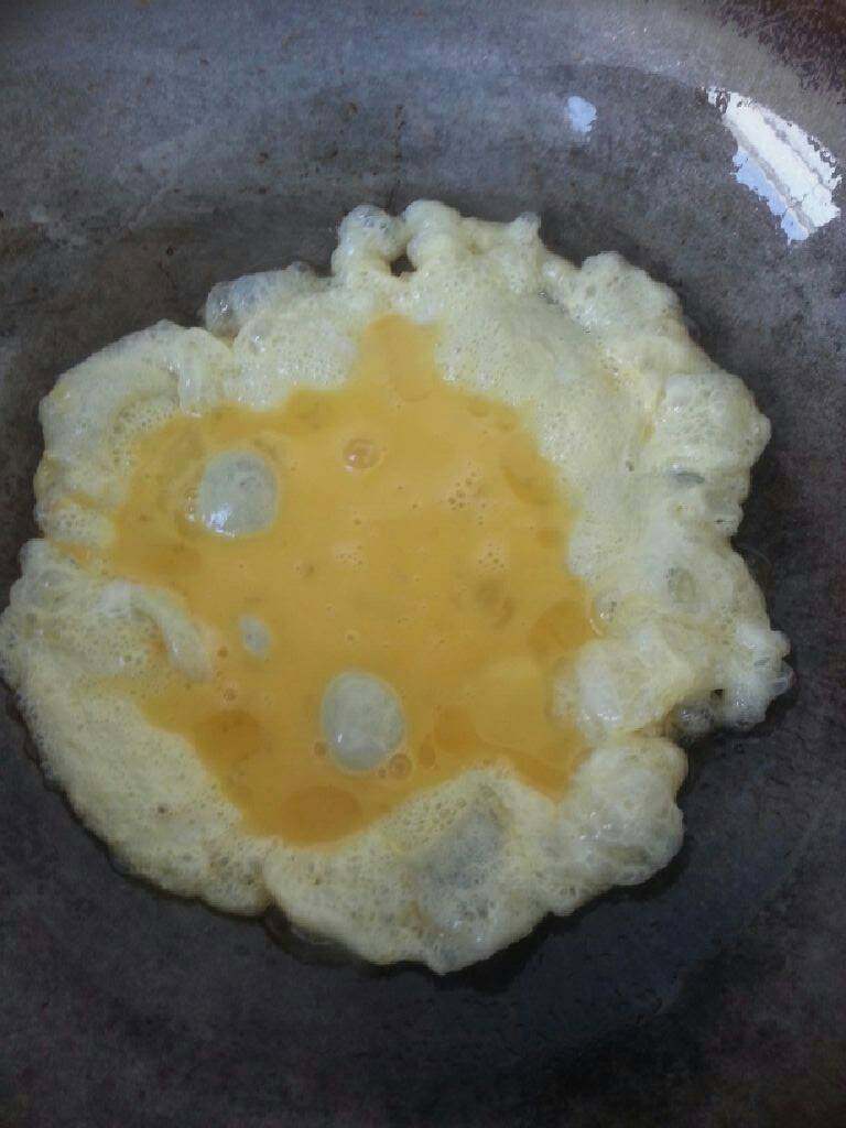 鸡蛋香菇汤面,炒锅放油六成热倒入鸡蛋翻炒成块