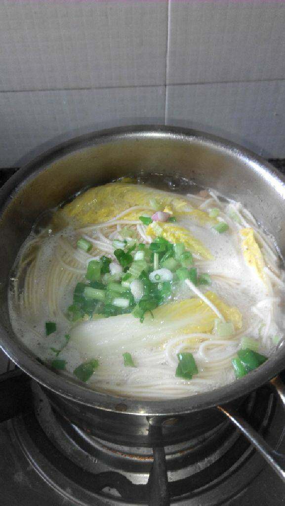 猪蹄白菜汤面,大概煮三分钟以后放入葱花关火即可。