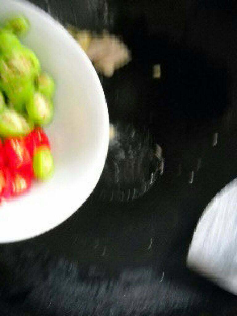 干锅手撕面筋,青红椒倒入锅中，同食材一起炒匀。