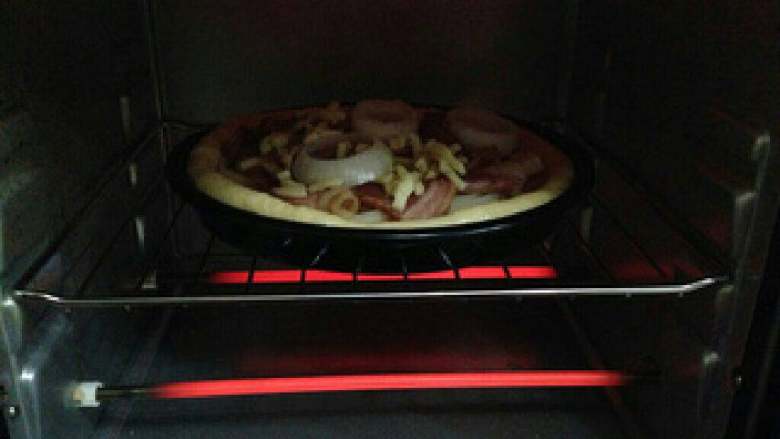 培根洋葱披萨,烤箱预热200度，中层，上下火，约烤20分钟左右。注意观察。根据个人烤箱调整。