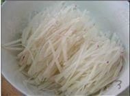 蛎蟥萝卜丝汤,萝卜切极细的丝，最好是手切的，不是擦的。
