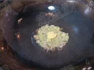蛎蟥萝卜丝汤,锅热后，倒入少量的油，油热后，用葱花，姜片炝锅。