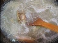 蛎蟥萝卜丝汤,加入粉丝和蛎蟥，煮熟，加盐调味，即可。