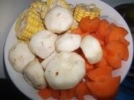 胡萝卜玉米马蹄猪骨汤,马蹄去皮、玉米切段、胡萝卜切段。