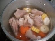 胡萝卜玉米马蹄猪骨汤,将所有的材料放入锅内，加温水大火烧开转中小火煲一小时，食用前加食盐调味。
