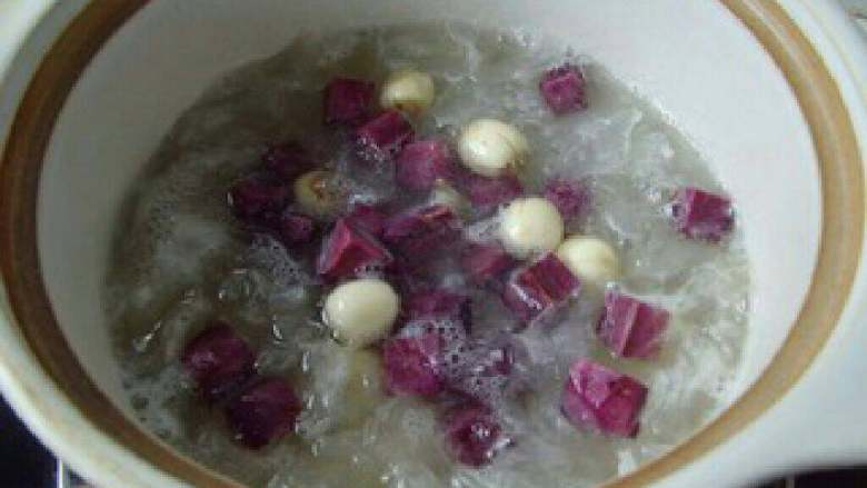 紫薯莲子银耳羹,加入紫薯、莲子，中火煮开。