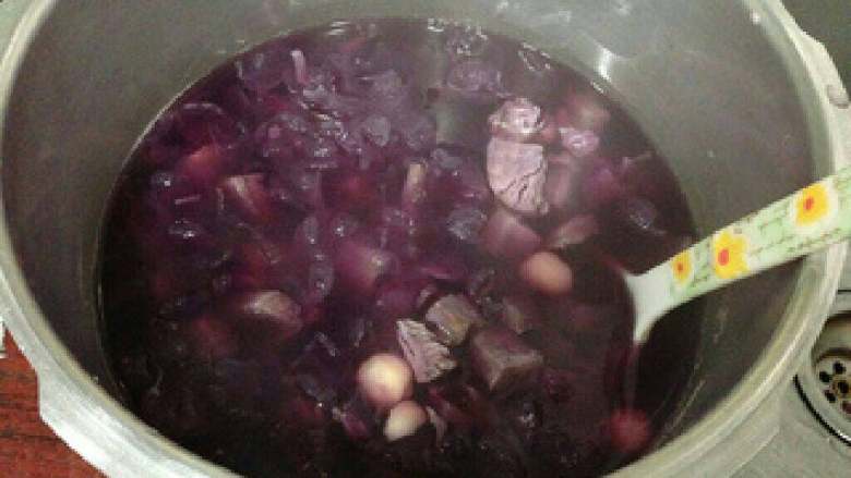 紫薯莲子银耳羹,煮好待到气全部喷完才可以打开哦。用高压锅煮的银耳胶质都出来了，特别的好吃。
