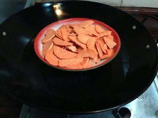 香脆番薯卷,番薯切薄片入蒸锅，蒸至完全熟透。