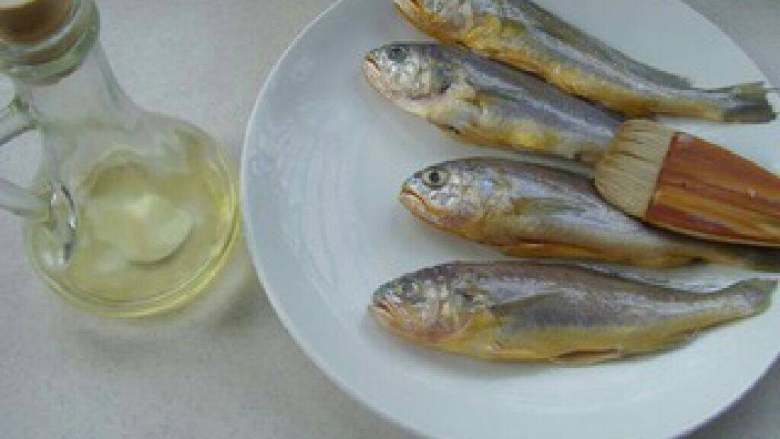 红烧小黄鱼, 炸制前将鱼身涂抹一层食用油，防止掉皮。