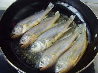 红烧小黄鱼,锅中适量油烧热，转至中小火下入小黄鱼煎制。